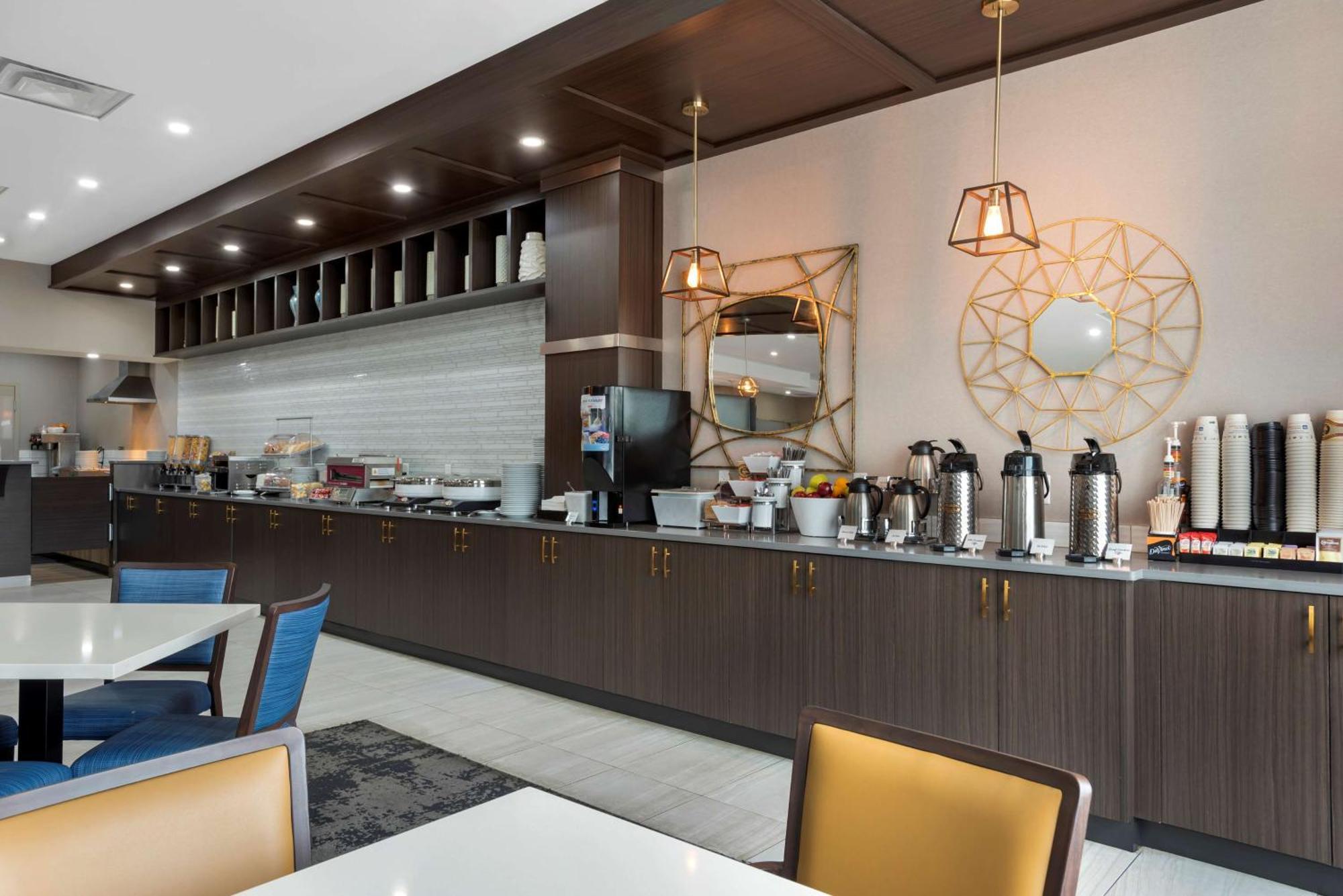 Best Western Premier Executive Residency Медисин-Хат Экстерьер фото